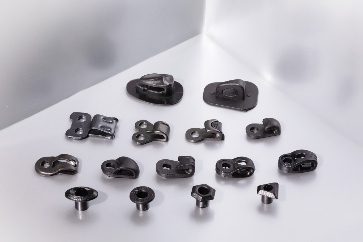 Moro Minuterie presents a complete line of hooks and laces